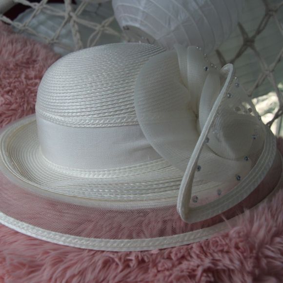 Vintage white woven mesh hat with crystal decorations and bow with accents - Picture 10 of 15